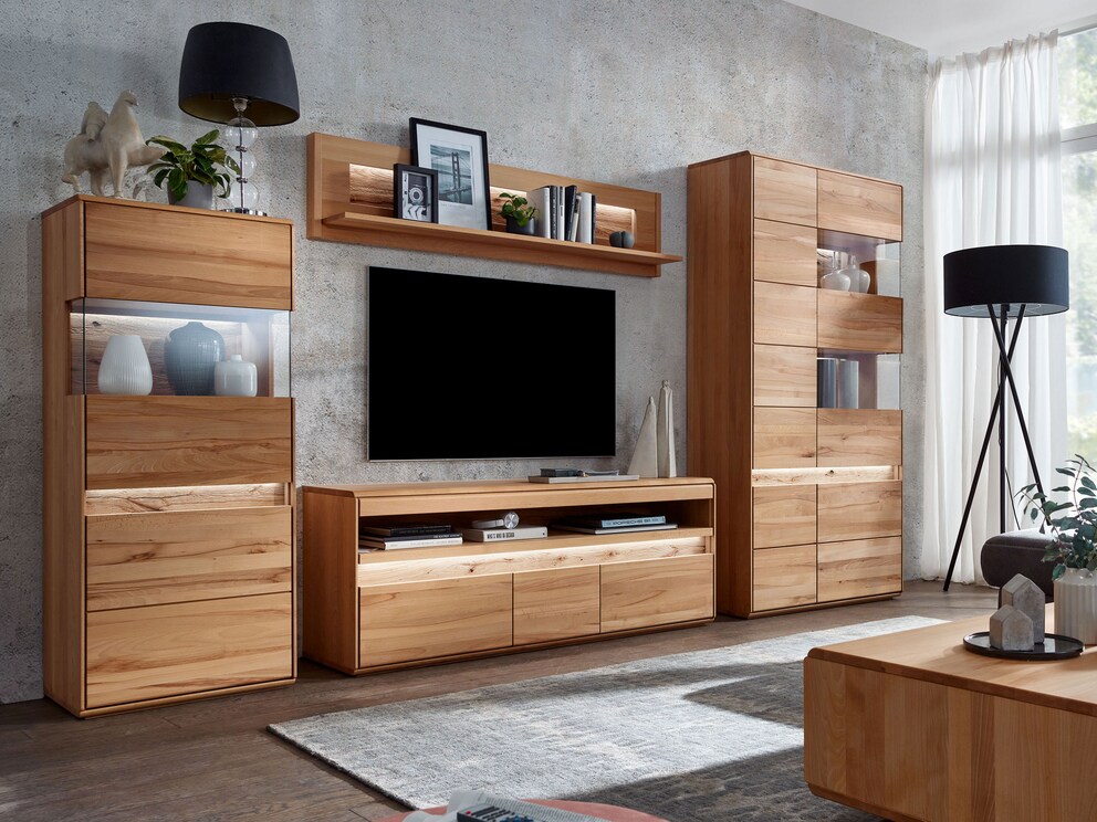 Étagère murale de style, ici parfaitement combinée avec d'autres meubles en cœur de hêtre de la série « Bassano »