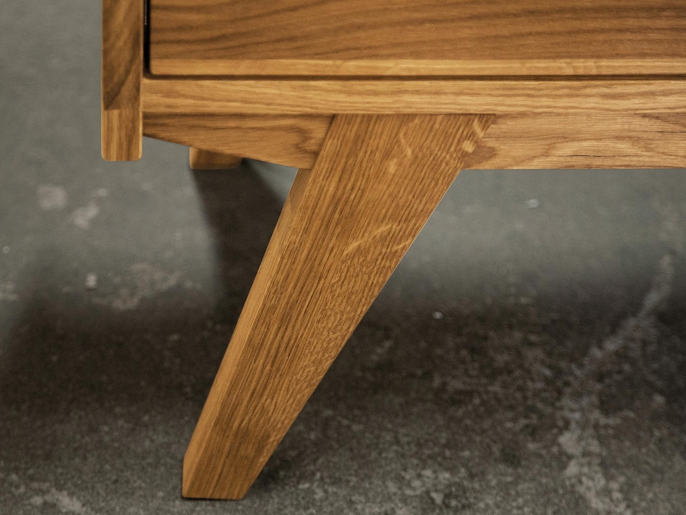 De voeten zijn onder een hoek in het frame verwerkt.