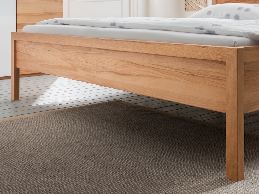 Pieds de lit fins, se fondant directement dans le cadre discret