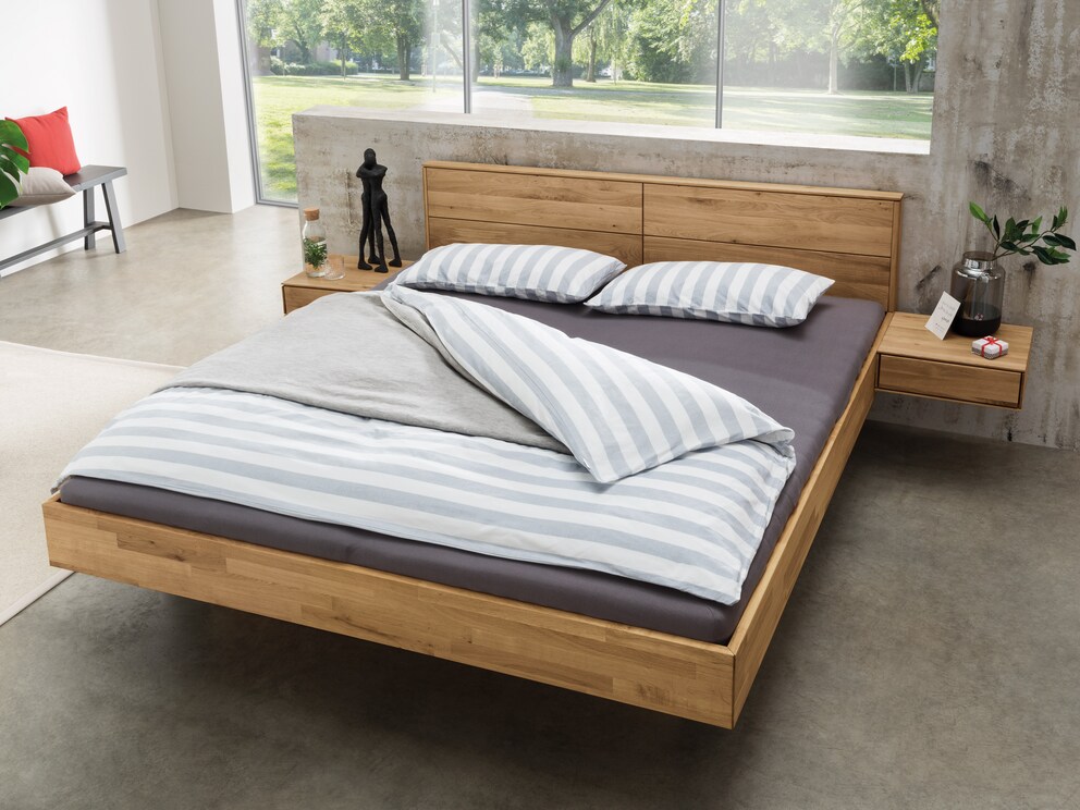 Un aspect flottant fascinant grâce à un élément de pied raffiné à l'avant, ici en chêne sauvage noble