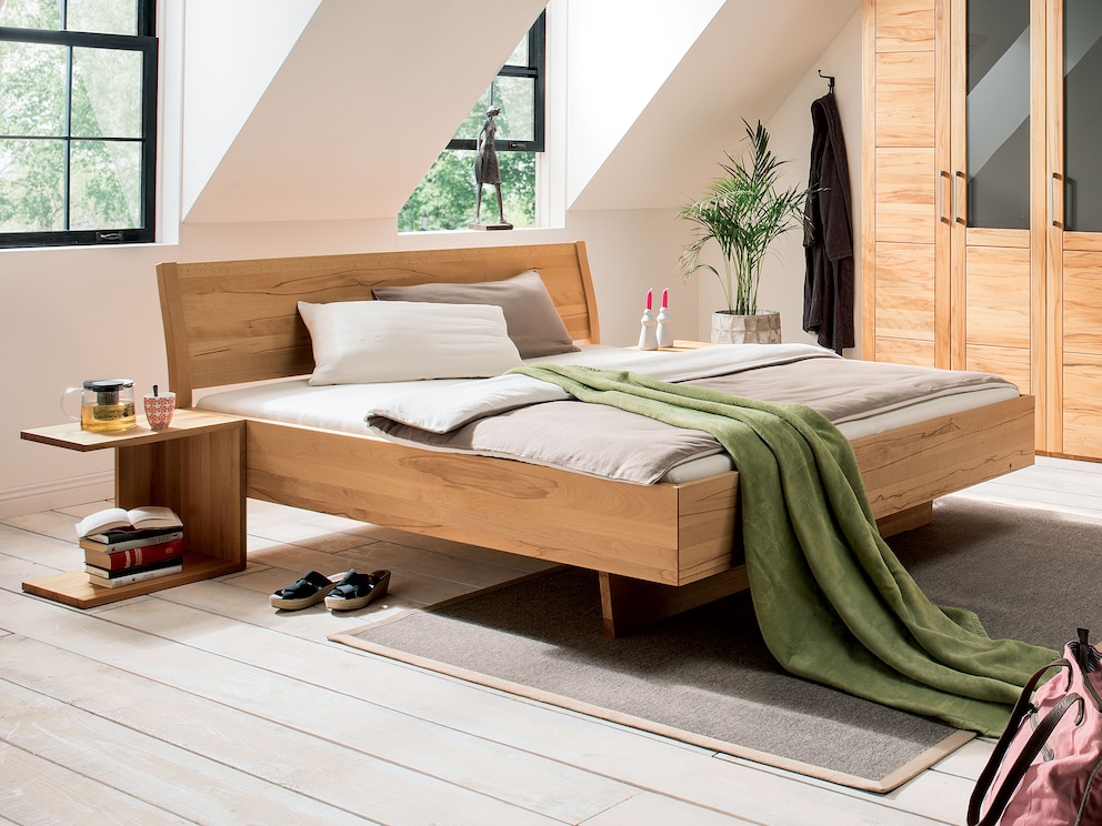 Lit « Tanara » avec tête de lit incurvée en cœur de hêtre massif