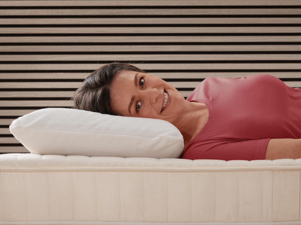 Das Kissen passt sich punkelastisch an Ihre Schlafposition an und sorgt für hohen Schlafkomfort