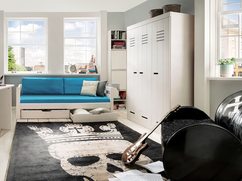 Armoire moderne à l'aspect spindle - ici l'armoire 3 portes en blanc lasuré