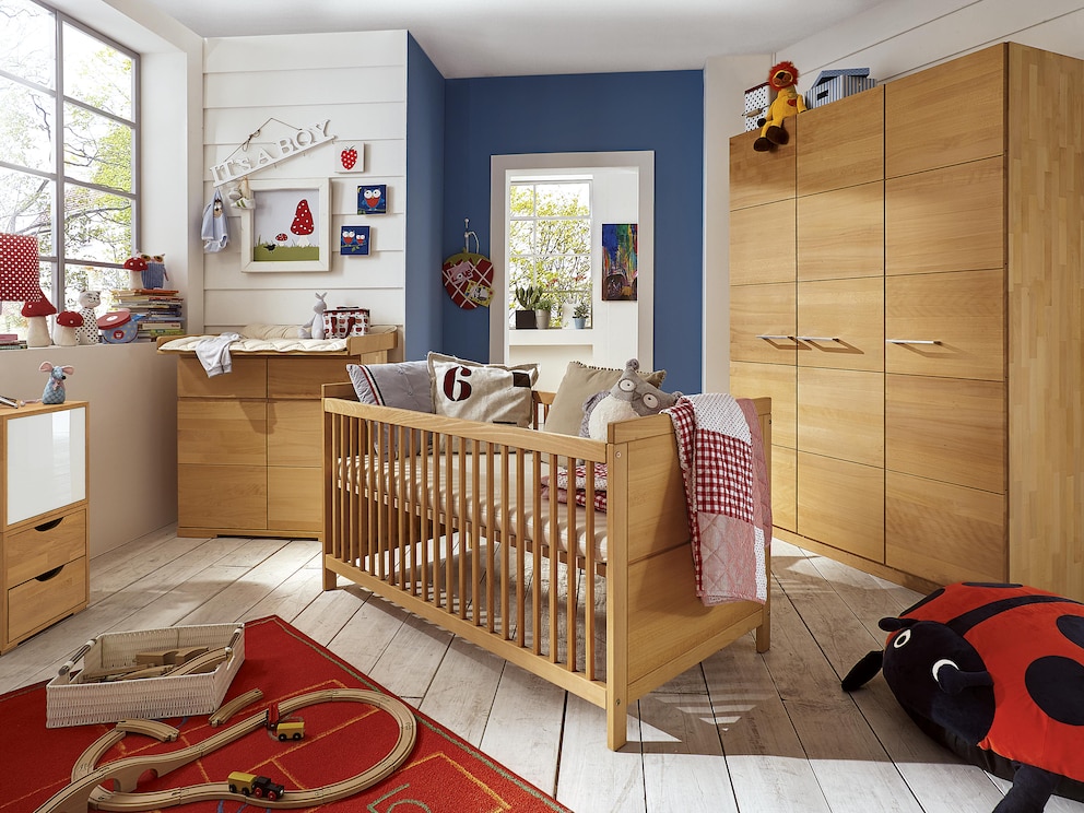 Babybett aus massivem Buchenholz mit passenden Möbeln der Serie