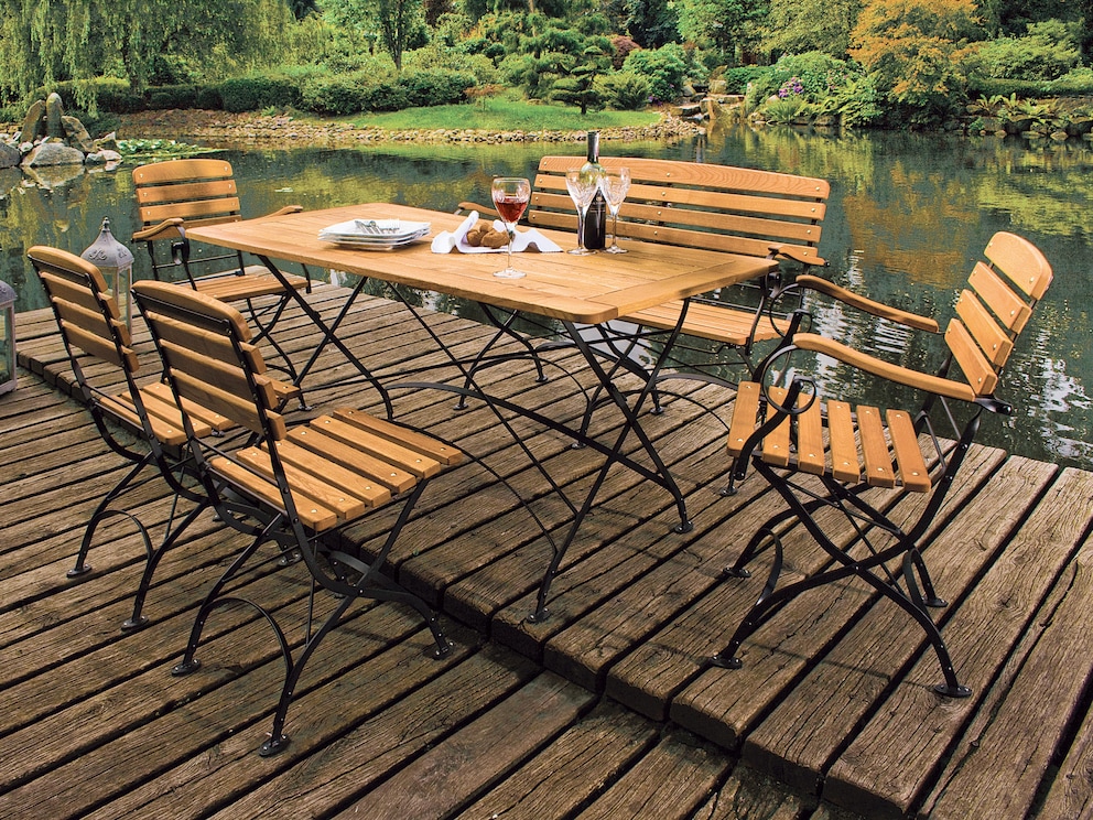 Le bois chaud de robinier forme un beau contraste avec le métal noir