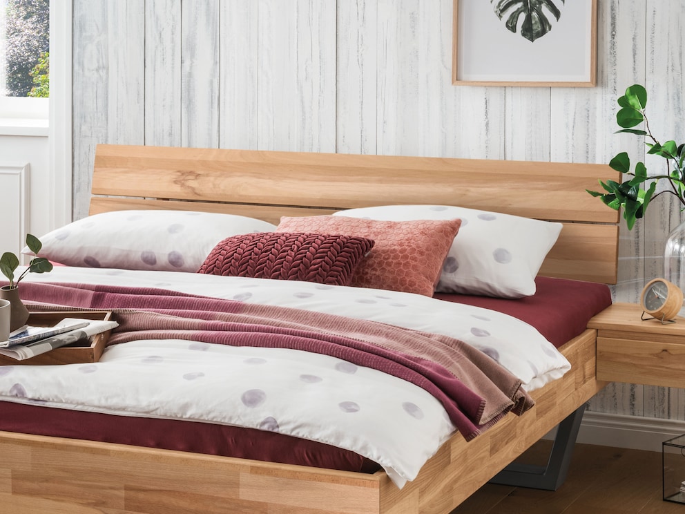 Vivaro-Acero zwevend bed van elegant generfd kernbeukenhout met tweedelig hoofdbord
