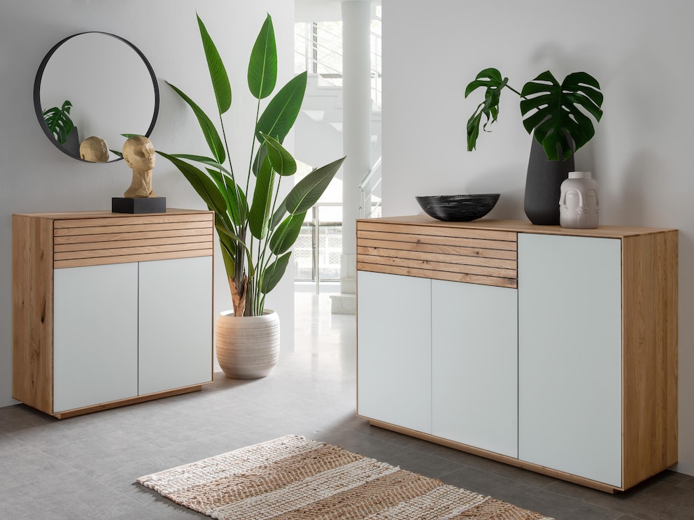 Commode Fiella (à gauche) en verre blanc et chêne sauvage pour un style moderne et chaleureux