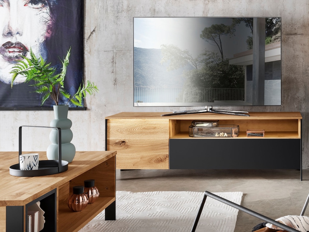 Les pieds de table laqués noirs sont soigneusement intégrés au corps de la table