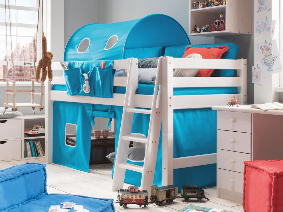 Un beau contraste avec le lit blanc : tunnel de jeu, rideau de jeu & sac en tissu turquoise