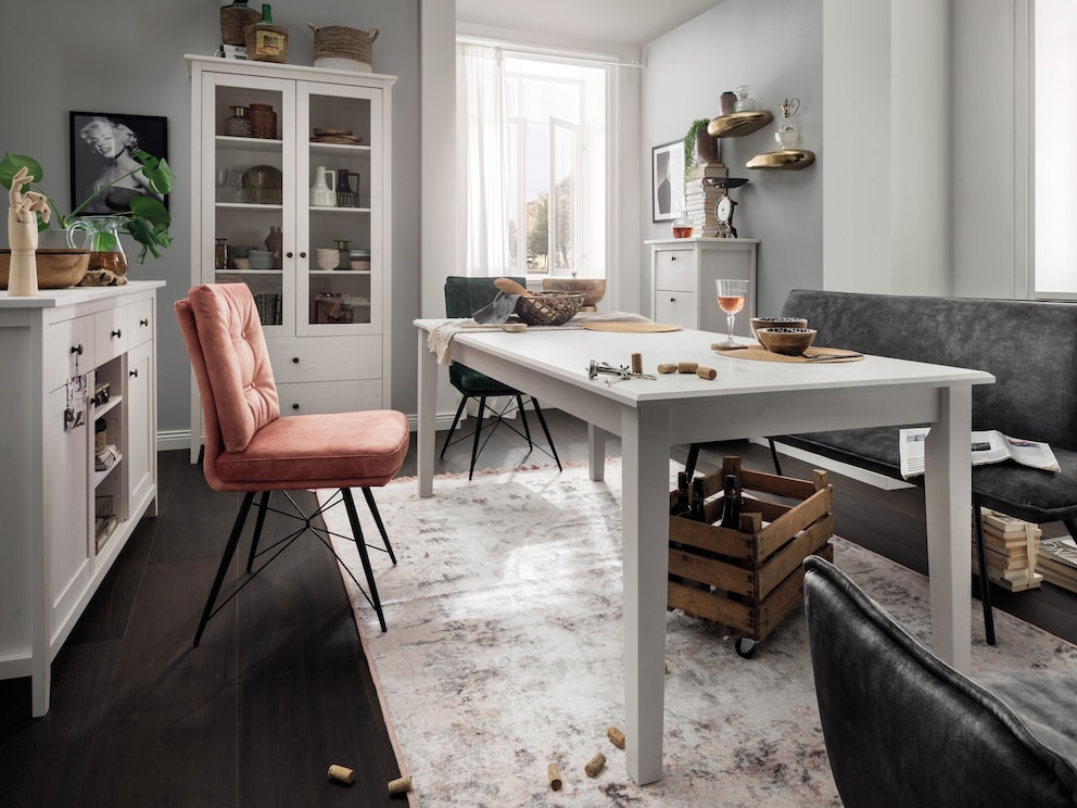 De brede variant in elegant wit biedt veel ruimte voor serviesgoed