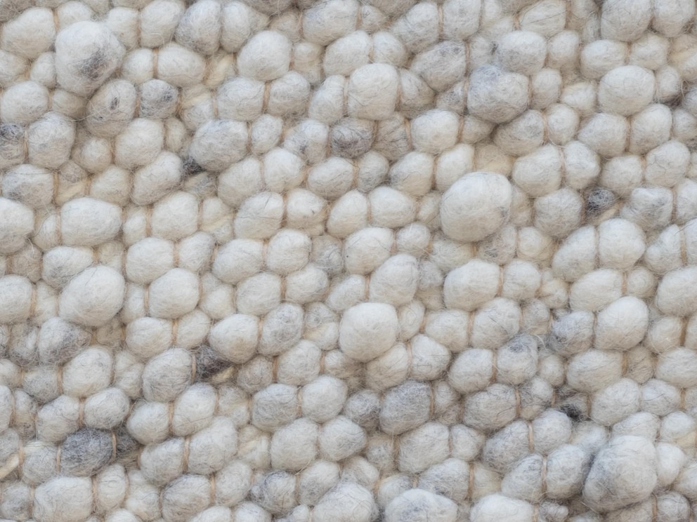 Couleur beige clair/galets avec des chinages nets dans les tons de gris et de brun