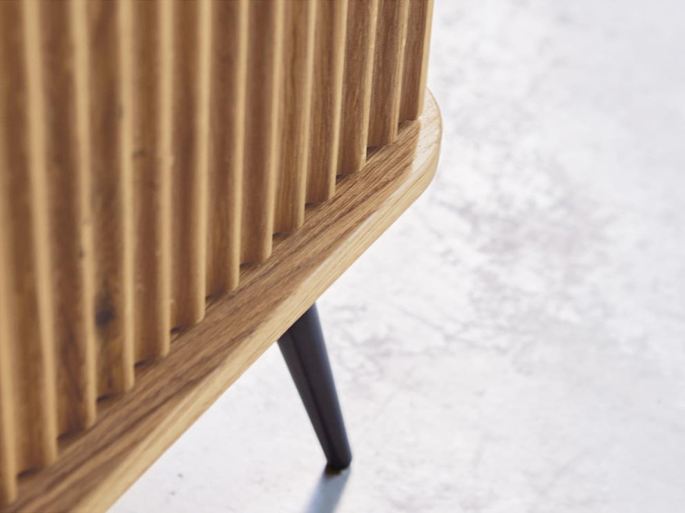 Das Wellen-Design der Schranktüren harmoniert sehr gut mit dem abgerundeten Korpus der Kommode