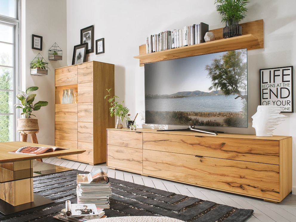 Buffet spacieux et attrayant, ici variante 02 en hêtre à cœur sauvage extravagant