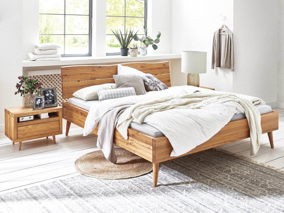 Massief houten bed Valldo in geolied wild eikenhout - de traditionele houten voet verleent het bed een heel bijzondere charme Traditioneel vakmanschap uit Midden-Jutland/DK