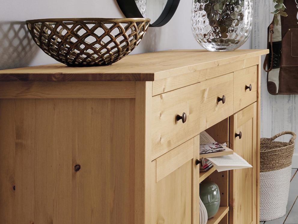 De laden hebben een hoogwaardige soft-close functie en decoratieve bronzen knopgrepen