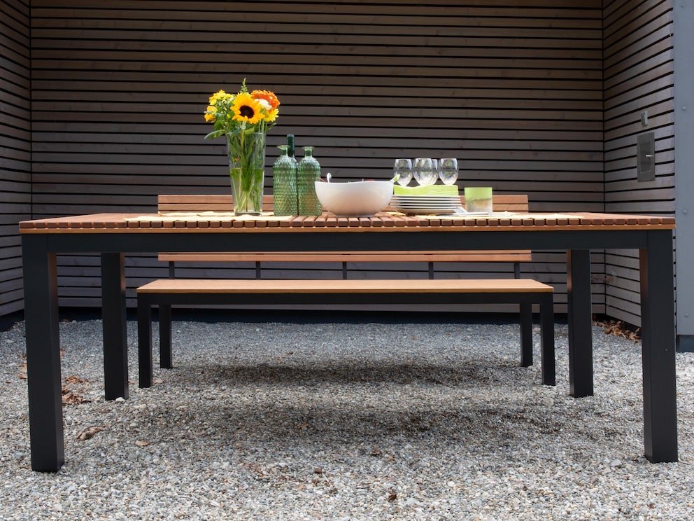 le banc se glisse facilement sous la table pour gagner de la place