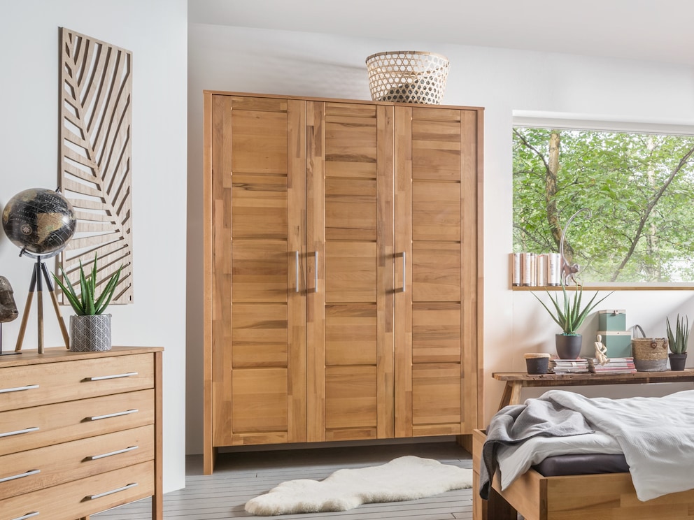 Moderne draaideurkast met mooie cassettedeuren in massief kernbeuken