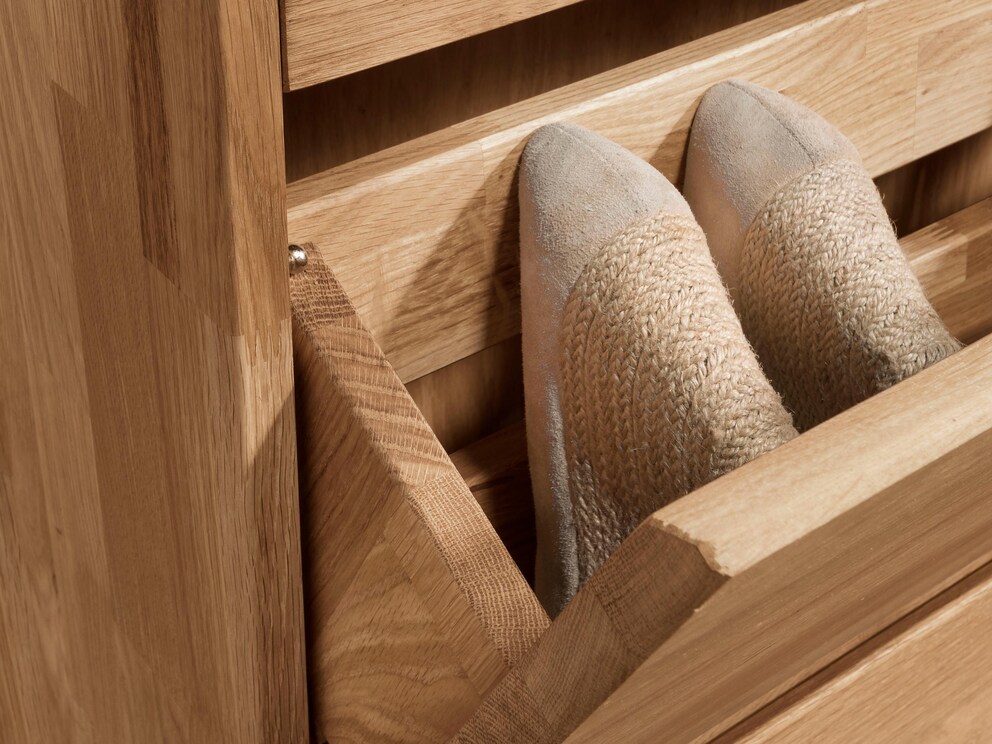 De hangende schoenenkasten met houten manden zijn het ideale onderkomen voor uw schoenen