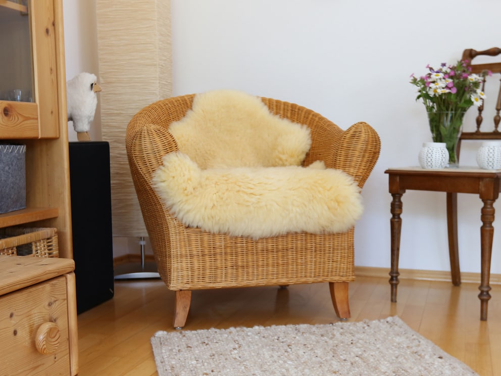 Peau de mouton « Ovina » est chaude pour les pieds et crée une ambiance naturelle