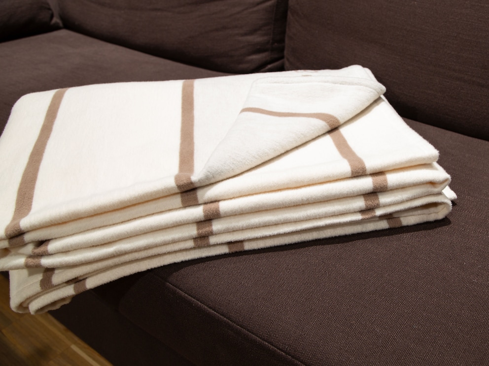 Die sepiafarbenen Streifen geben dem warmen Beige-Ton der Decke einen modernen Look