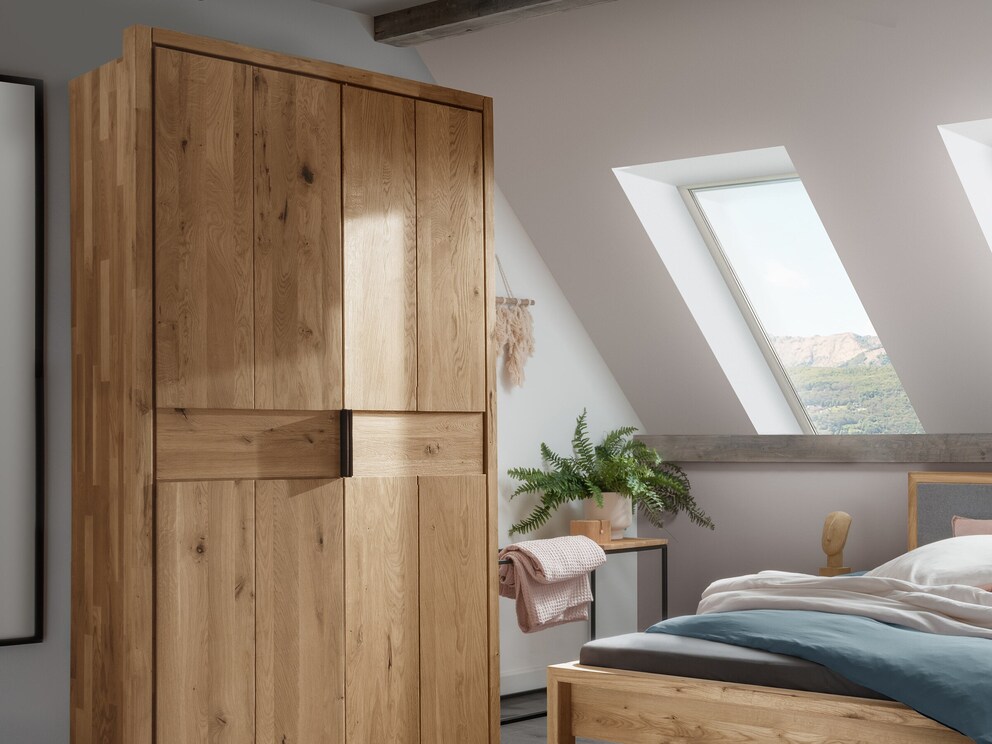 Het massief wild eikenhout straalt natuurlijke charme uit, hier het 2-deurs model