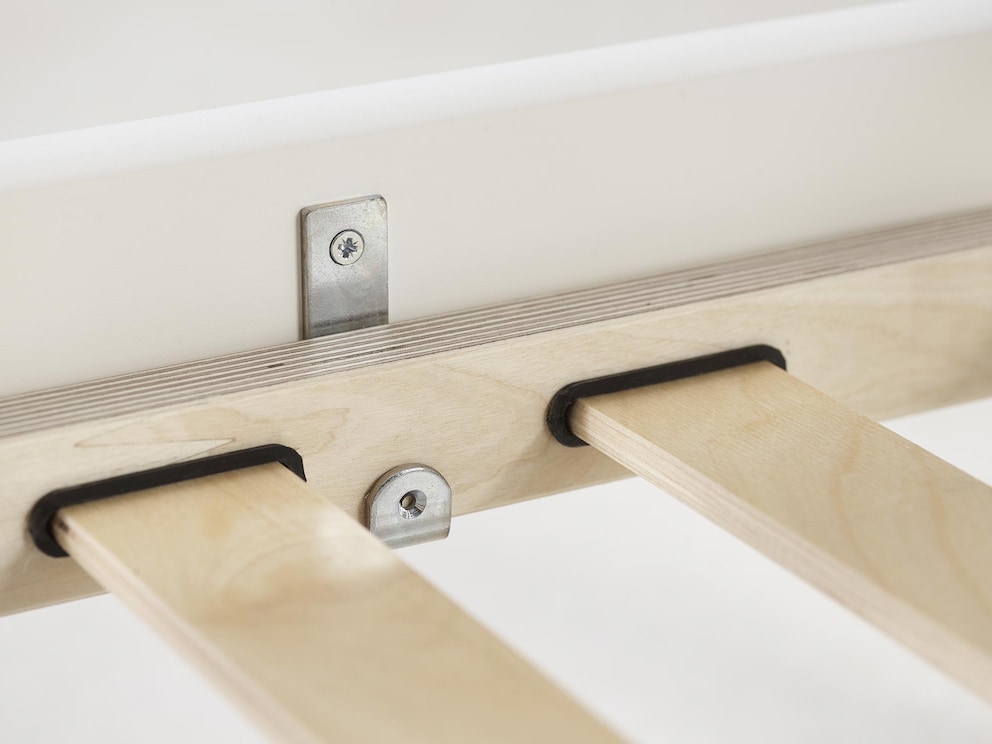 Der flexible Lattenrost ist sicher mit stabilen Haken fixiert