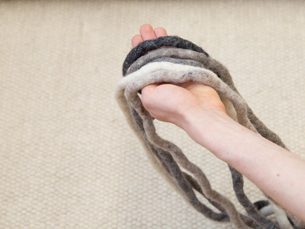 La laine vierge de mouton douce et moelleuse et le lin lisse et frais enveloppent le noyau de fibres de jute.