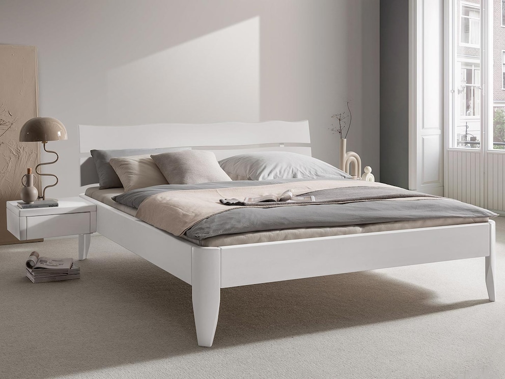 Massief houten bed Candora overtuigt door zijn klassieke vorm in modern wit gelakt beukenhout