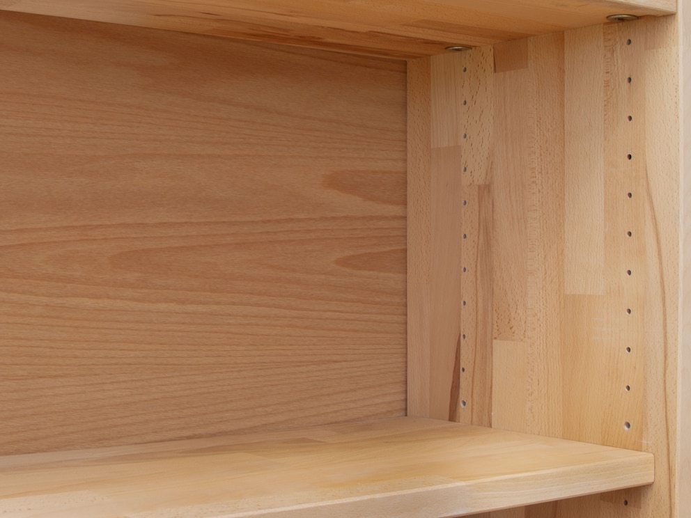 Bei jeder Tür ist eine Rückwand mit passendem Holzfurnier enthalten