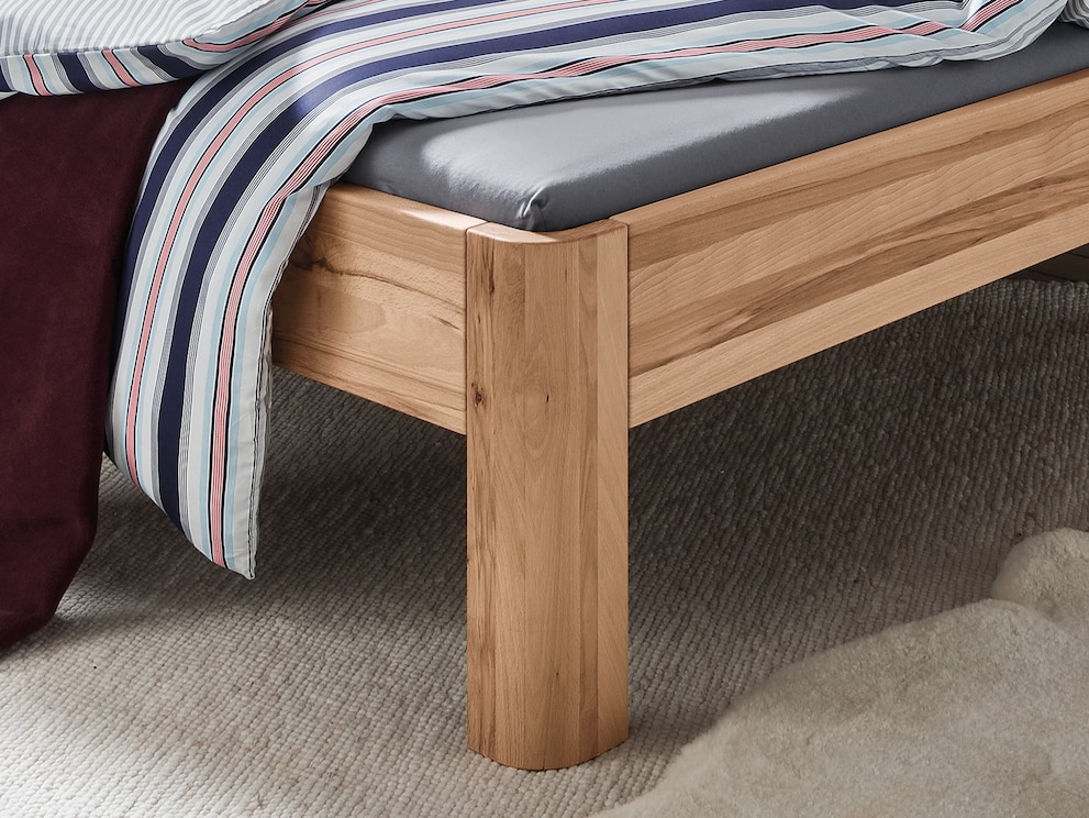 Pieds de lit délicatement arrondis pour une forme de lit particulièrement harmonieuse