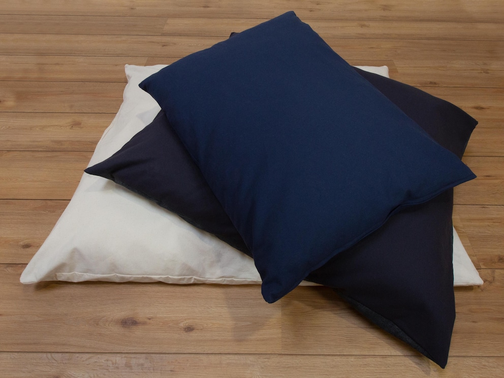 La finition en rectangle est disponible en trois dimensions. Au choix avec garnissage en kapok ou laine vierge de mouton/flocons de latex
