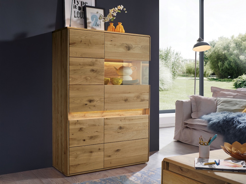 Het highboard in variant 03 is een fascinerende blikvanger, hier wilde eik