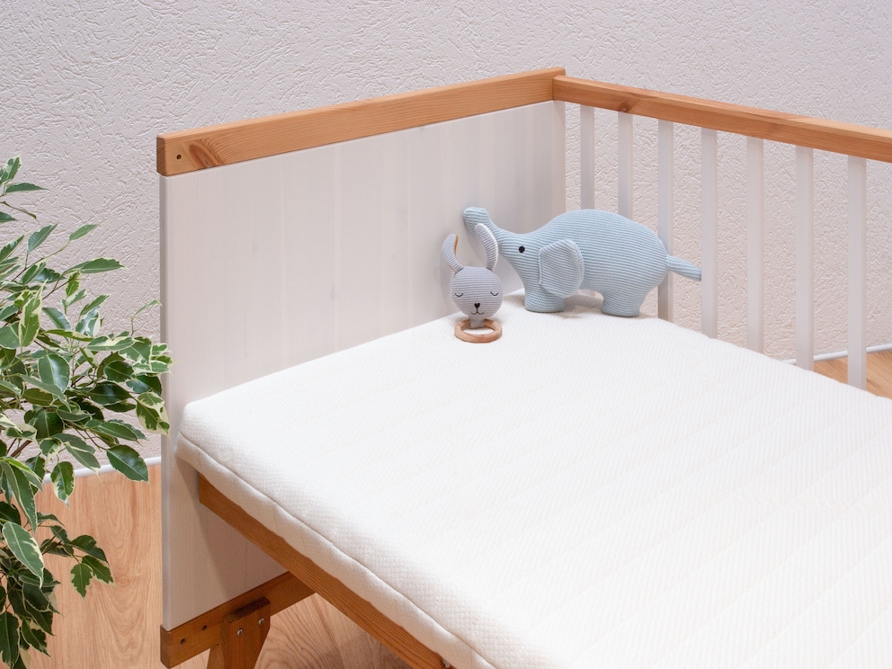Die Kindermatratze passt perfekt ins Gitterbettchen