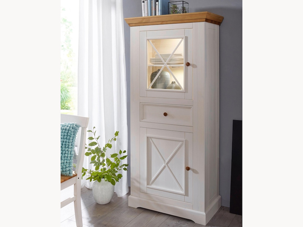 Variante 01 der schönen Vitrine ist etwas niedriger - hier mit Beleuchtung (2 LED-Spots)
