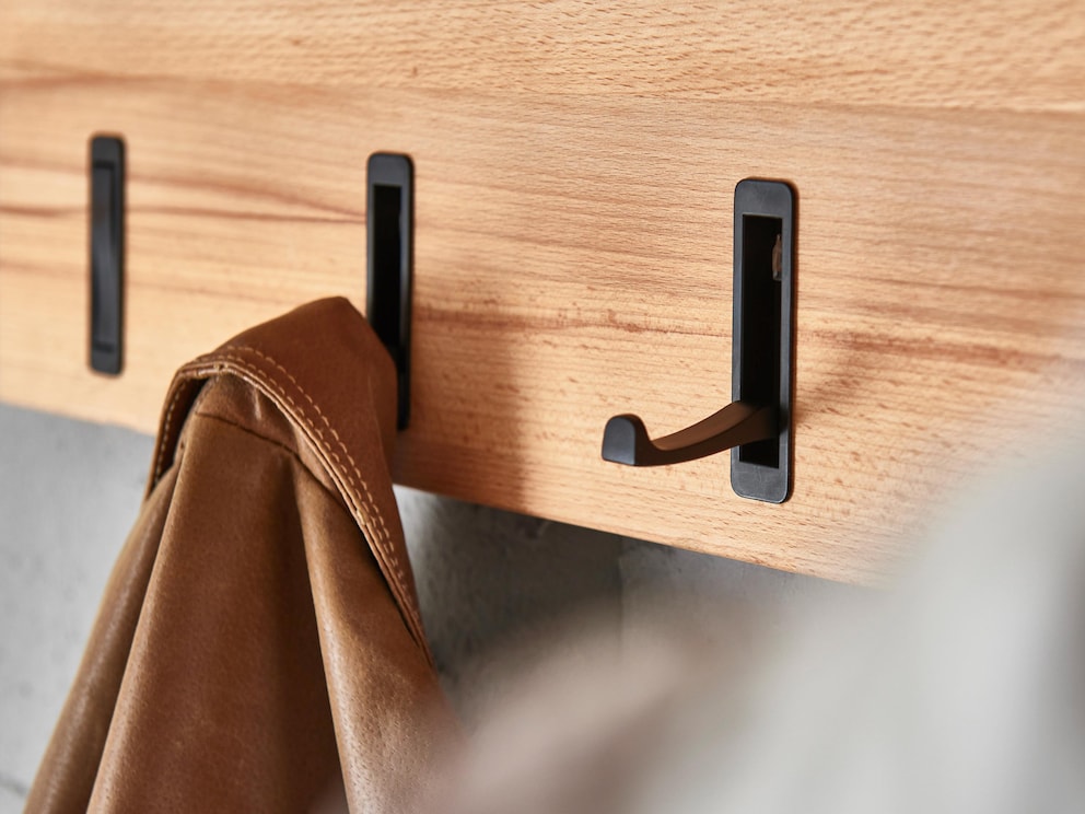 Vielseitige Hakenleiste mit einklappbaren, schwarzen Metallhaken