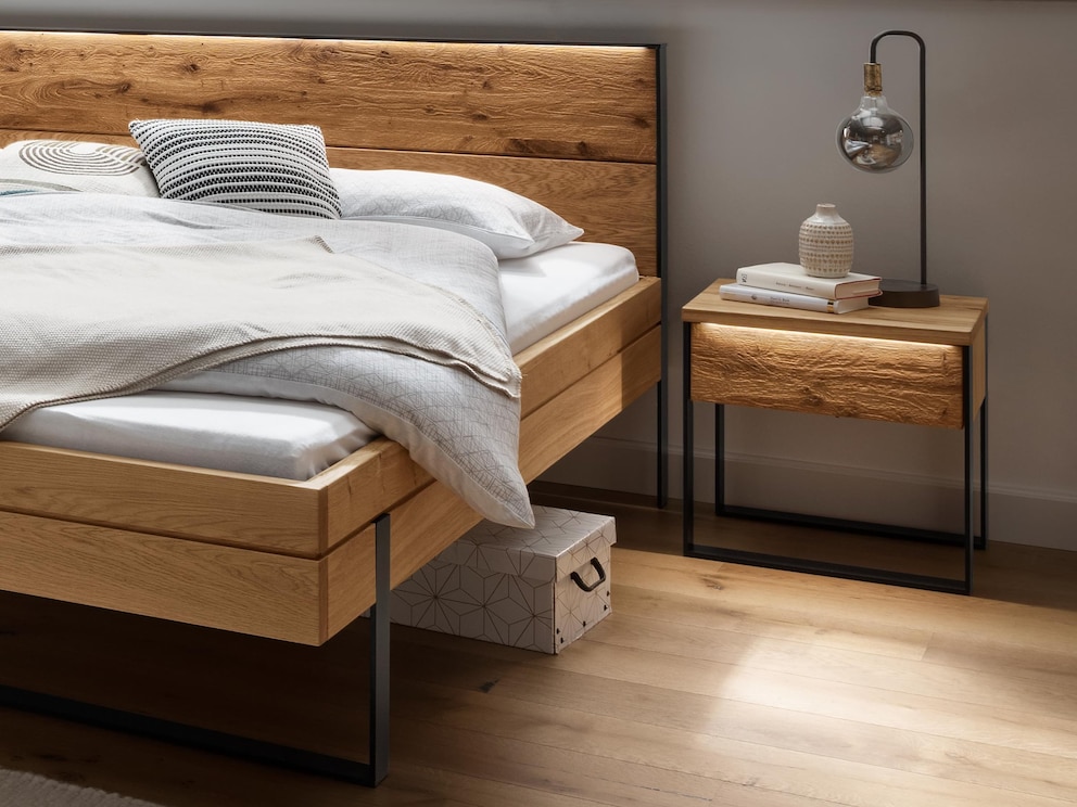 Het nachtkastje past perfect bij het bed met dezelfde naam