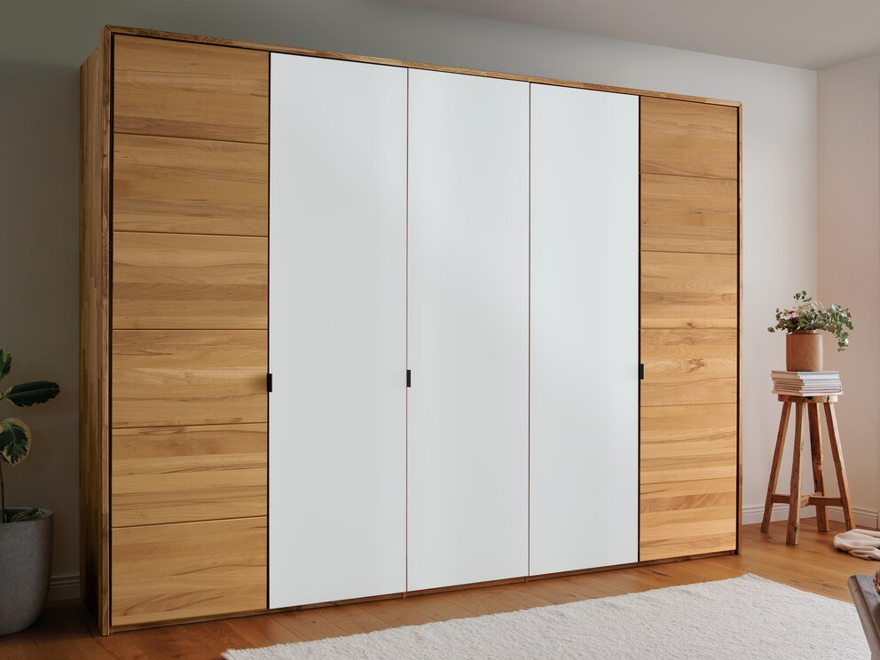 Armoire « Cascano » - le cœur de hêtre massif rencontre le verre blanc moderne (avec cadre passe-partout en option)