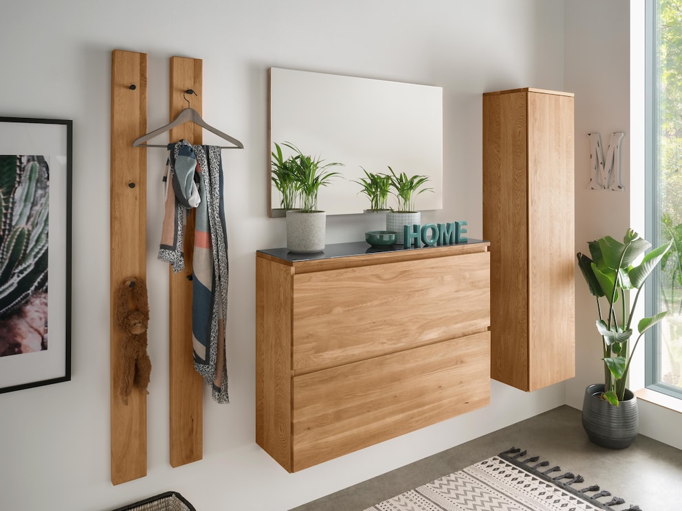 Hangende halkast met houten deur, hier perfect gecombineerd met hangende schoenenkast, kapstok en spiegel
