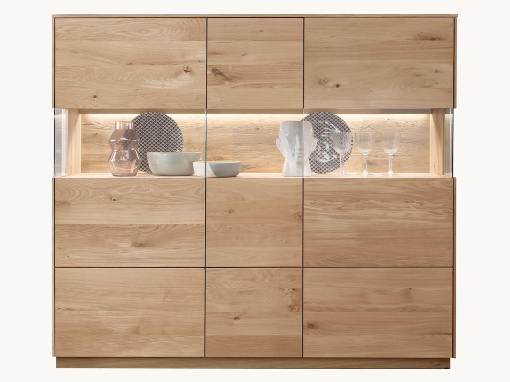 Hoge kast Vasado - links variant 01 met houten deuren, rechts variant 02 met glaselement