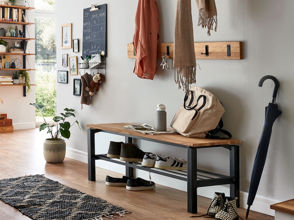 La barre à crochets « Vestido » est parfaitement assortie au banc de vestiaire et à la garde-robe murale (ici en chêne sauvage)