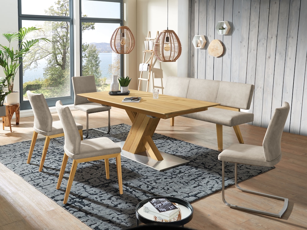 Pieds de chaise stables, se terminant vers l'arrière - ici en chêne avec revêtement en feutre de laine beige