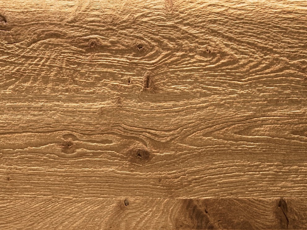Bovenste ladepaneel met elegante hoog-laag structuur, hier in wild eiken