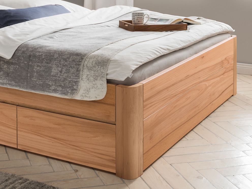 Het zacht afgeronde bedframe ziet er elegant en zeer harmonieus uit