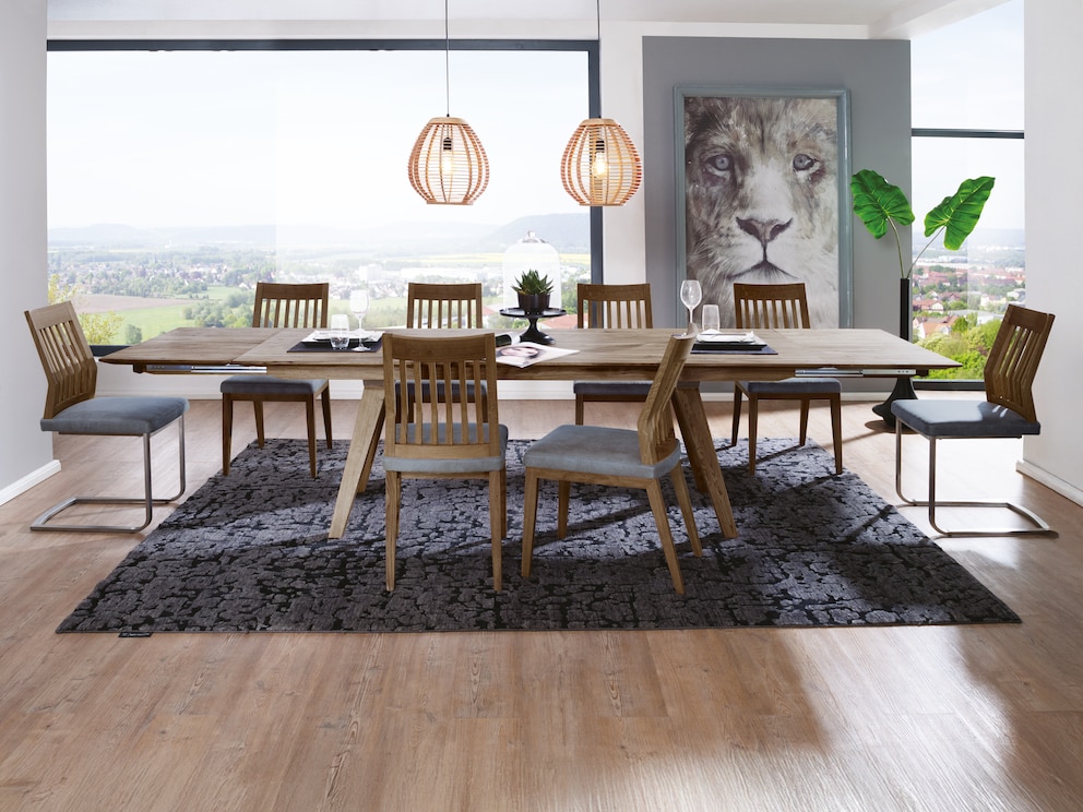 Grâce à la variante avec extension de châssis des deux côtés, vous êtes toujours prêt à accueillir vos chers invités - ici en chêne sauvage noble.