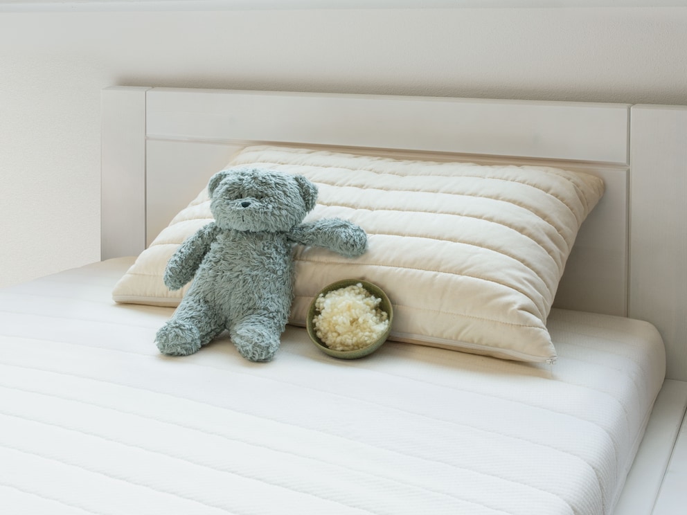 Knuddeliges Kinderkissen mit bauschigen Kügelchen aus Schafschurwolle /kbT