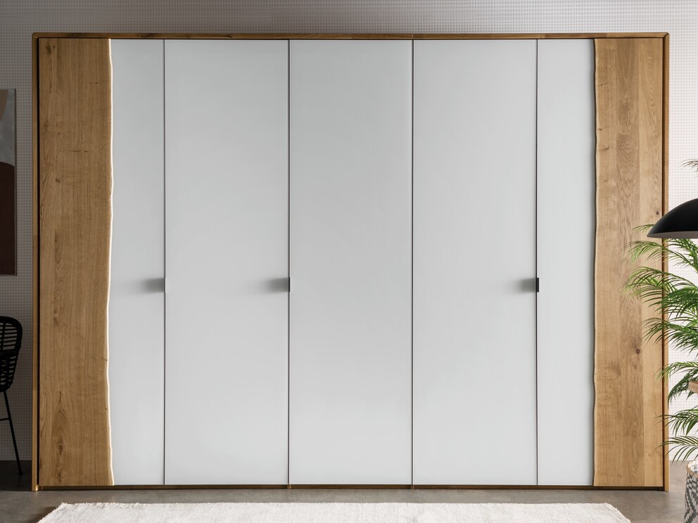 5-deurskast in wild eiken met mat wit glas en bijzondere boomrand in 3D-look