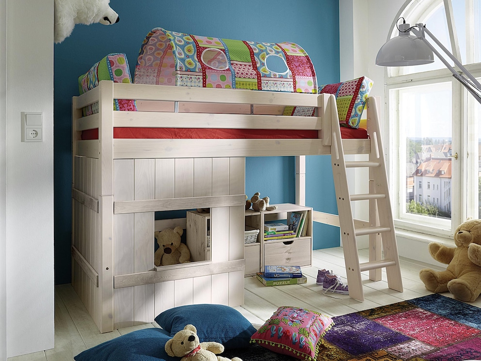 Habillage en bois Kiddy en blanc lasuré avec lattes transversales blanches pour la villa élégante