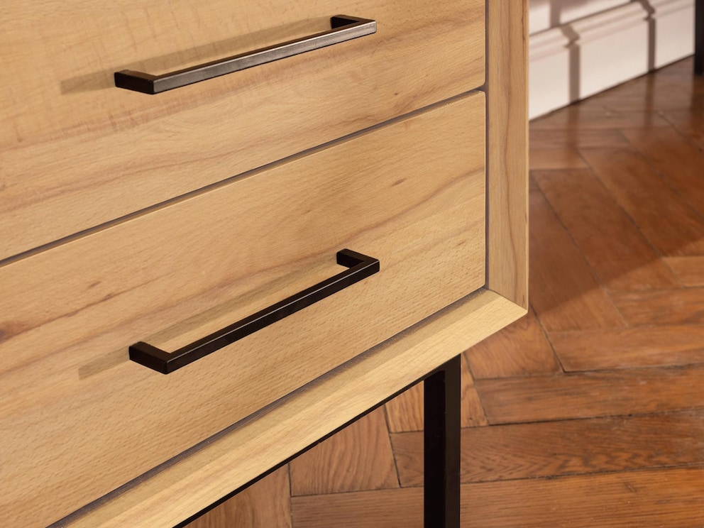 Pure industriële stijl: verzonken front, afgeschuinde romp, metalen frame en handgrepen