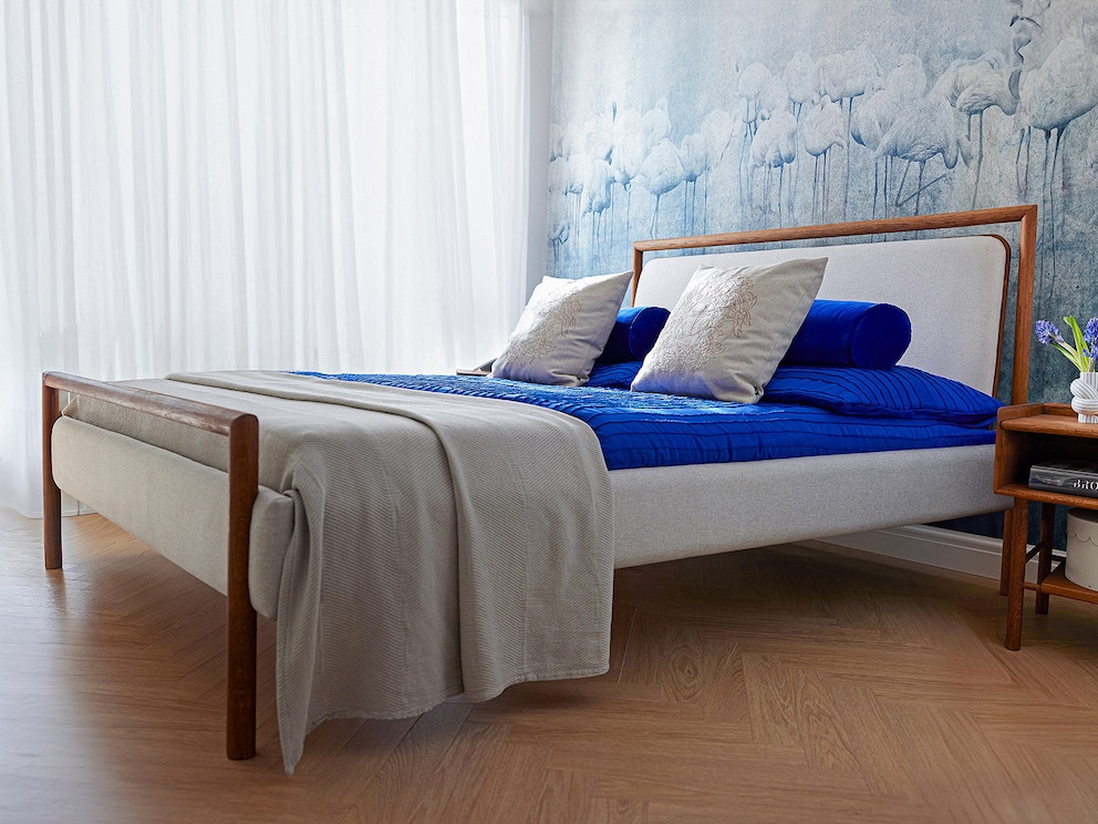 Le style Mid-Century revisité – le lit rembourré Serea allie lignes épurées et chaleur naturelle