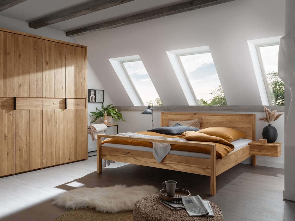 De nachtconsoles worden eenvoudig links en rechts aan het bedframe bevestigd